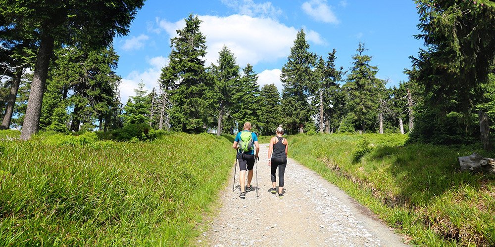 What to wear hiking in hot weather