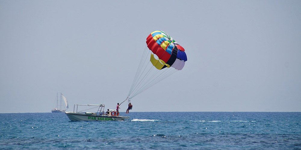 Paragliding vs parasailing