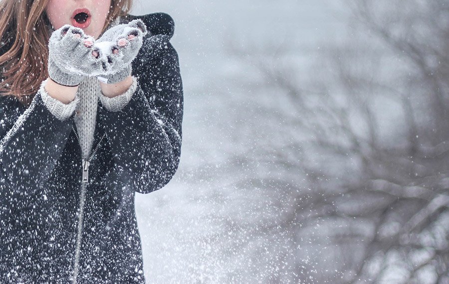 Blowing dry snow